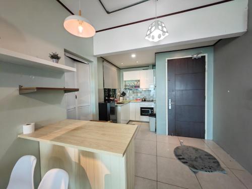 - une cuisine avec un comptoir en bois dans l'établissement Modern Comfy Suite Room-9Pax, à Perai