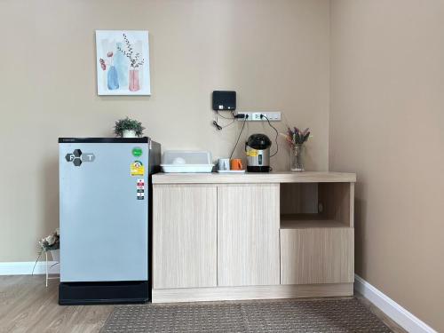 a kitchen with a counter next to a refrigerator at บันดารี่ ริชชี่ (Bhundaree Richy) in Hat Yai