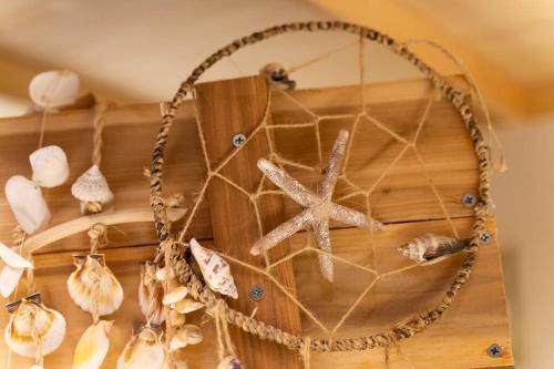 a wooden shelf with starfish and shells on it at 锦·【金太閣】名古屋駅徒歩700m超大空间まるまる貸切 in Nagoya