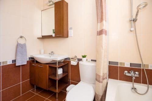 un bagno con WC, lavandino e doccia di Villa Athena a Protaras