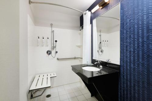 Fairfield Inn & Suites Fort Pierce / Port St Lucie في فورت بييرس: حمام مع حوض ومرآة