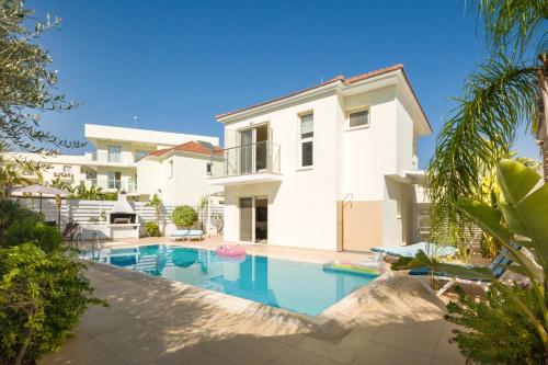 una piscina davanti a una casa di Villa Athena a Protaras