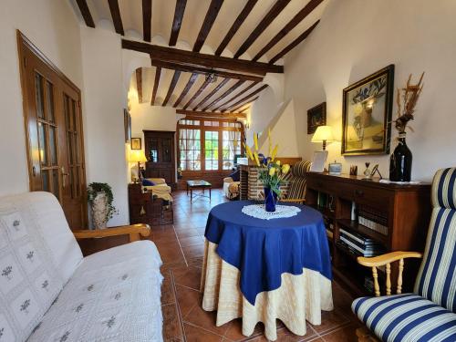 sala de estar con mesa y mantel azul en La Casa de la Plazuela, Morata de Tajuña en Morata de Tajuña