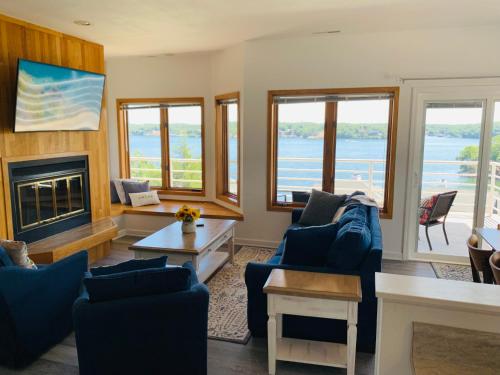奥沙克湖The best lake view in Ozark.的客厅设有蓝色的沙发和壁炉