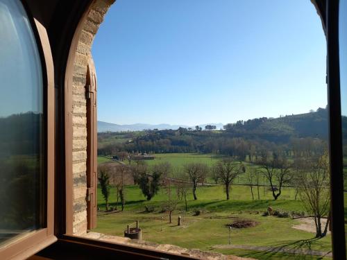 einen Blick auf ein Feld aus einem Fenster in der Unterkunft Antico Borgo Carceri & Wellness in Bevagna