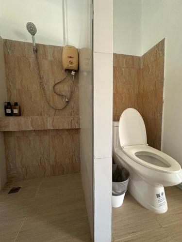 Ένα μπάνιο στο Cozy house in Chaloklum