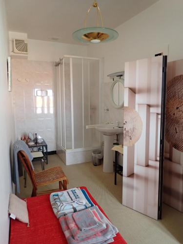 Cette chambre comprend un lit, une table et un lavabo. dans l'établissement La Roche Pérégrine, à Châtel-Guyon