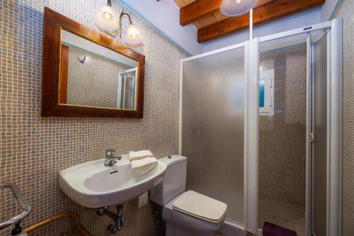 福納盧奇的住宿－Can Bordoy，浴室配有卫生间、盥洗盆和淋浴。
