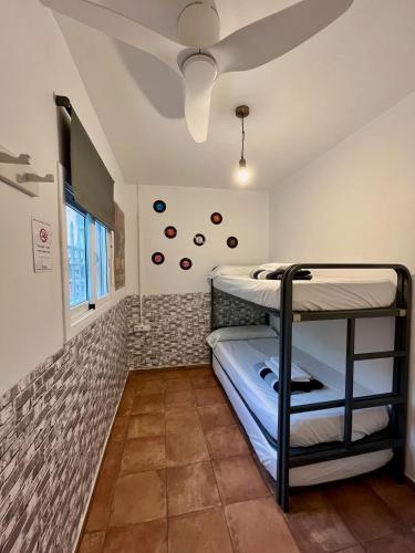 Ένα ή περισσότερα κρεβάτια σε δωμάτιο στο Mucha Masia Hostel Rural Urba