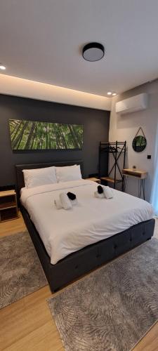 1 dormitorio con 1 cama blanca grande y ventana grande en Lago Suite en Kastoria