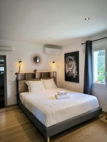 une chambre avec un grand lit blanc avec une fenêtre dans l'établissement Au Petit Mazet - 4 personnes, à Nîmes