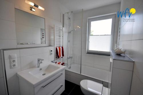 ヴァンガーオーゲにあるResidenz Helena Ferienwohnung 6の洗面台とトイレを備えた白いバスルーム