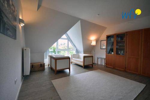 ヴァンガーオーゲにあるResidenz Helena Ferienwohnung 6の部屋にソファとテーブルがあるリビングルーム