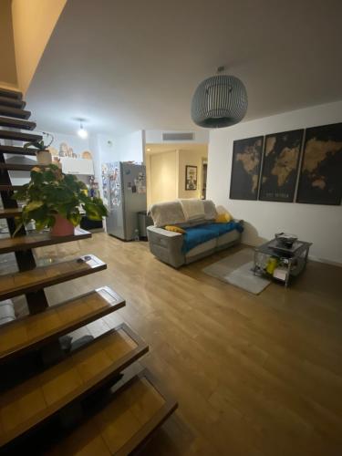 un salon avec un canapé et une table dans l'établissement Appartement centre ville, à Corte