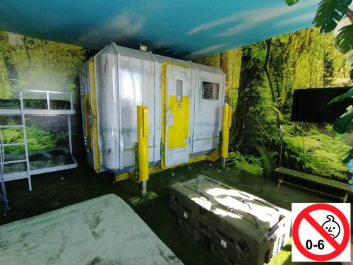 a room with a white and yellow trailer with a sign at Le Making Of Chambres d'Hôtes insolites et Familiales in Thairé