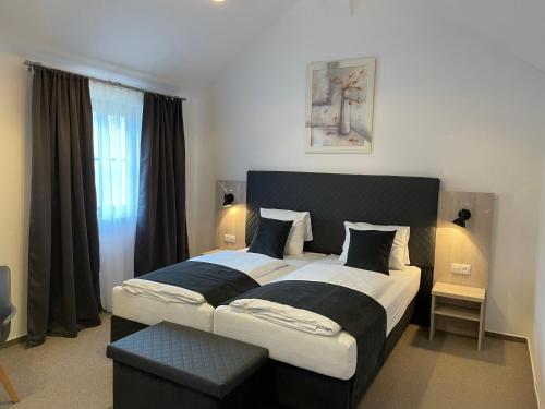 Postel nebo postele na pokoji v ubytování Wellness Hotel Svachovka