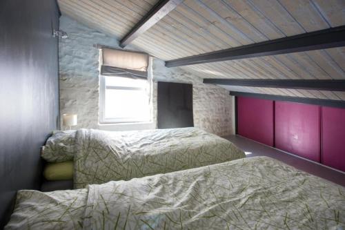 1 Schlafzimmer mit 2 Betten und einem Fenster in der Unterkunft Logis de Carantonus in Saint-Jean-de-Liversay