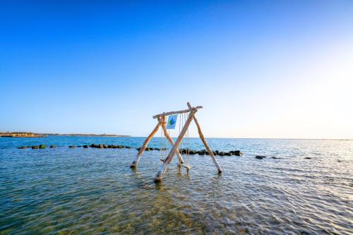un soporte de madera en el agua en el océano en Labranda Club Makadi, en Hurghada