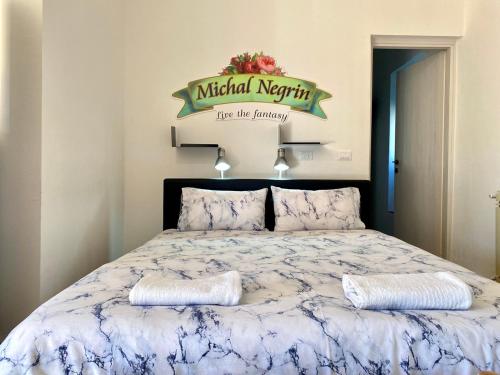una camera da letto con un cartello sul muro di Malpensa Guest a Case Nuove