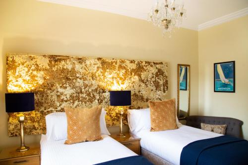 Ένα ή περισσότερα κρεβάτια σε δωμάτιο στο Haytor Hotel