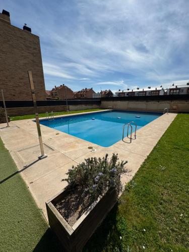 a swimming pool with a planter in a yard at V.T. Entreríos in Lardero
