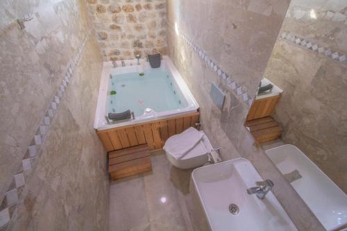 A bathroom at Likya Labis 2+1 Villa, Özel Havuzlu, Fethiye