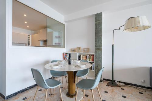 une salle à manger avec une table et des chaises dans l'établissement Magnifique 3P promenade des anglais, à Nice