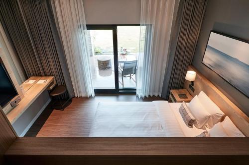 Кровать или кровати в номере The Suites Hotel Jeju