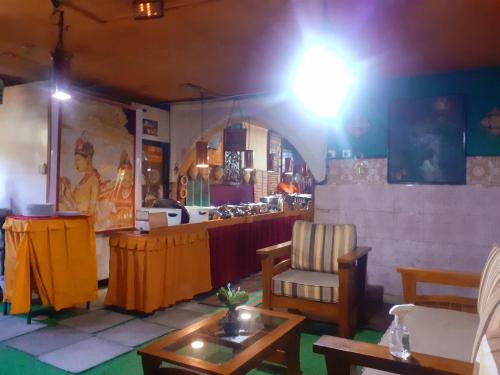 Posezení v ubytování Cool Land Hot Hut Rooms & Restaurant