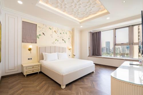 een witte slaapkamer met een bed en een raam bij Midtown The Peak By Dhome in Ho Chi Minh-stad