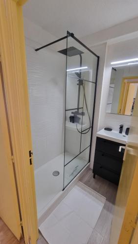 une douche en verre dans une salle de bain avec un lavabo dans l'établissement Gruissan-Port-T2-2chambres-5pers-43m2-climatisé-Parking-Valerie, à Gruissan