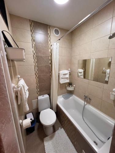 W łazience znajduje się toaleta, wanna i umywalka. w obiekcie Apartament Paprotka w mieście Skarżysko-Kamienna