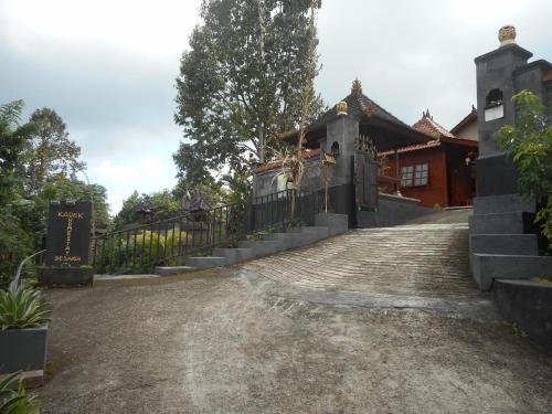 a driveway leading to a house with a gate at Kadek Homestay in Besakih