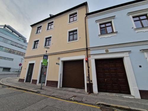 un edificio de dos plantas con dos garajes en una calle en 7thHeaven centre suite FREE PARKING in the building, en Bratislava