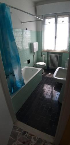 e bagno con vasca, servizi igienici e lavandino. di B&B SERENDIPITY a Castelbelforte