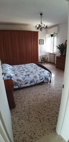 una camera con letto e testiera in legno di B&B SERENDIPITY a Castelbelforte