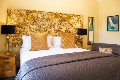 Ένα ή περισσότερα κρεβάτια σε δωμάτιο στο Haytor Hotel