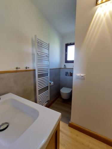 y baño con lavabo blanco y aseo. en Maison de Vacances Tissendie, en Bourg-de-Visa