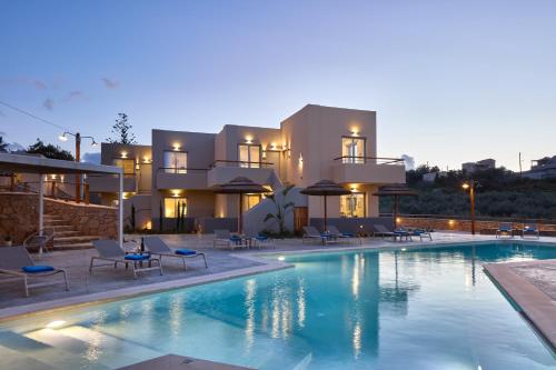 Villa con piscina por la noche en Villaggio Mare Suites en Kalamaki