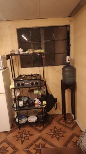 eine Küche mit einem Herd und einem Tisch im Zimmer in der Unterkunft Santa Inés Antigua in Antigua Guatemala
