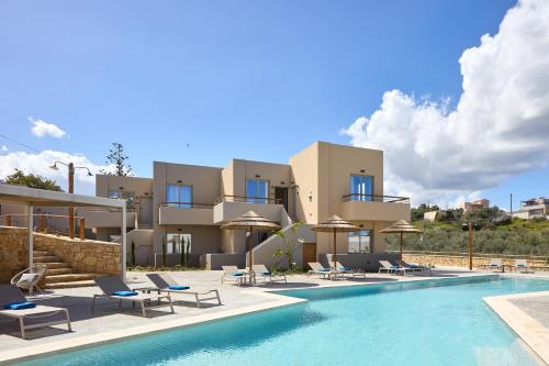 Villa con piscina y tumbonas en Villaggio Mare Suites en Kalamaki