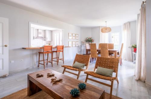 Apartamento con piscina. Los Naranjos de Marbella