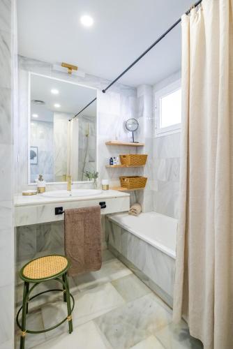 Apartamento con piscina. Los Naranjos de Marbella