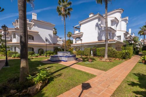 Apartamento con piscina. Los Naranjos de Marbella