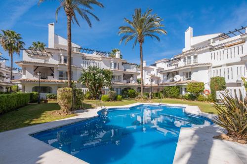 Apartamento con piscina. Los Naranjos de Marbella