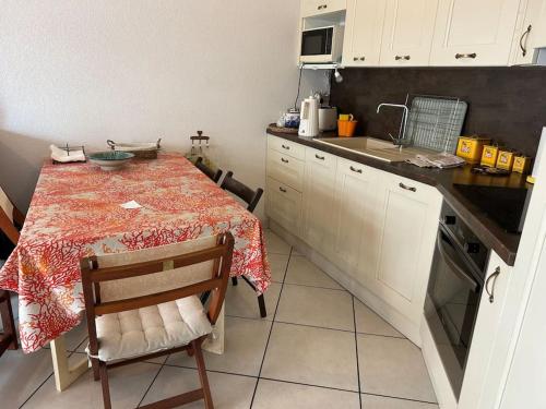 une cuisine avec une table et un comptoir dans l'établissement Appartement plein centre, à Antibes
