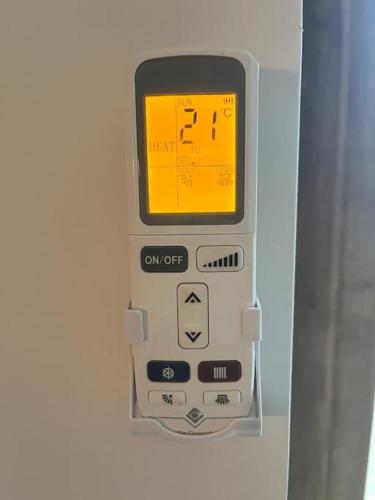 un appareil électronique est suspendu sur un mur dans l'établissement Appartement cosy au calme, à Mérey-sous-Montrond