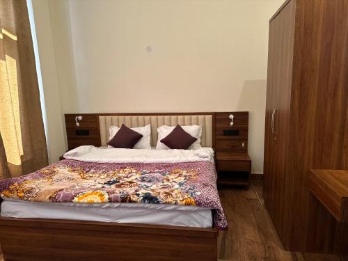 a bedroom with a bed with a wooden headboard at Fourseasonkasauli in Solan