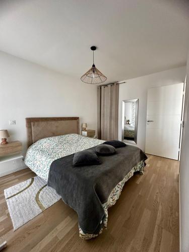 a bedroom with a large bed with pillows on it at Magnifique appartement à Rueil Malmaison in Rueil-Malmaison