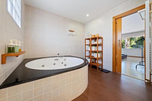 uma casa de banho com banheira num quarto em Ca la Núria em Alcanar